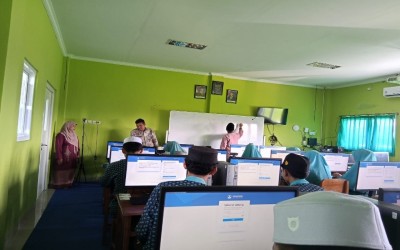 Pastikan Kelancaran TKA Nasional, Pengawas Madrasah Monitoring ke  MTsN 4 Jembrana